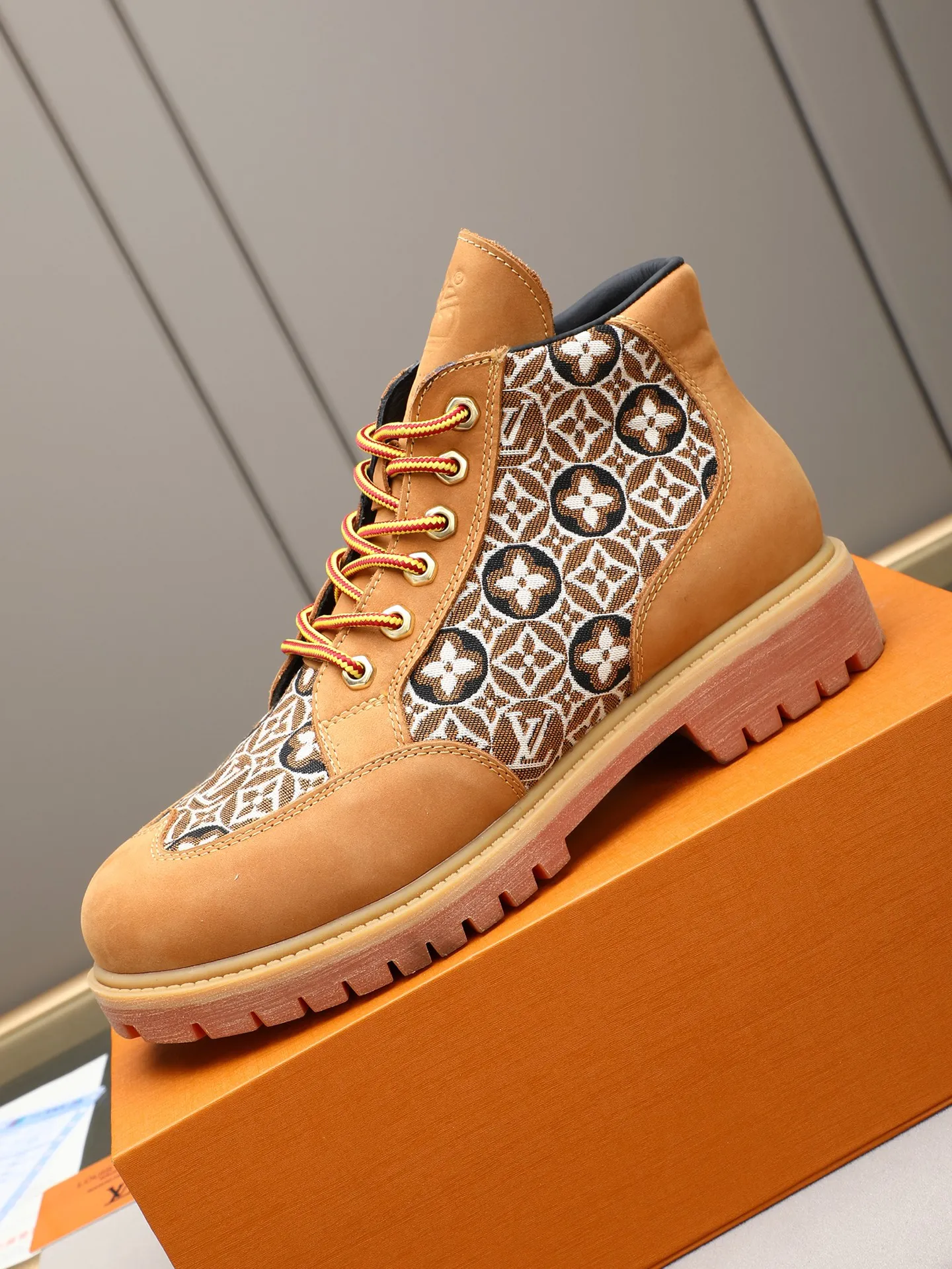 PP460 LOUIS VUITTON ss25 LV donkey brand new thick-soled lace-up big-toe shoes men's casual shoes high-top short boots. These boots are crafted from top-grain calf leather for a lightweight and comfortable fit. The thick EVA outsole is embellished with eye-catching ridges, and the trendy attitude of being both strong and soft makes it an everyday choice. ✔Upper: imported first-layer cowhide ✔Inner lining: sheep lining ✔Outsole: original molded outsole Size: 38-44 (45 customized)